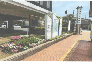区役所バス停前花壇