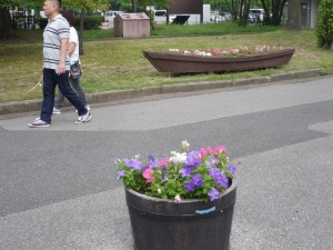 樽盛りや船盛りの花々