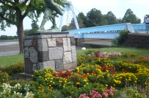 水元大橋をのぞむ花園