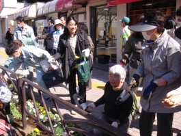 亀有駅前の花苗の植え付け