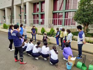 園芸部の生徒たちと、学校地域応援団の皆さん。